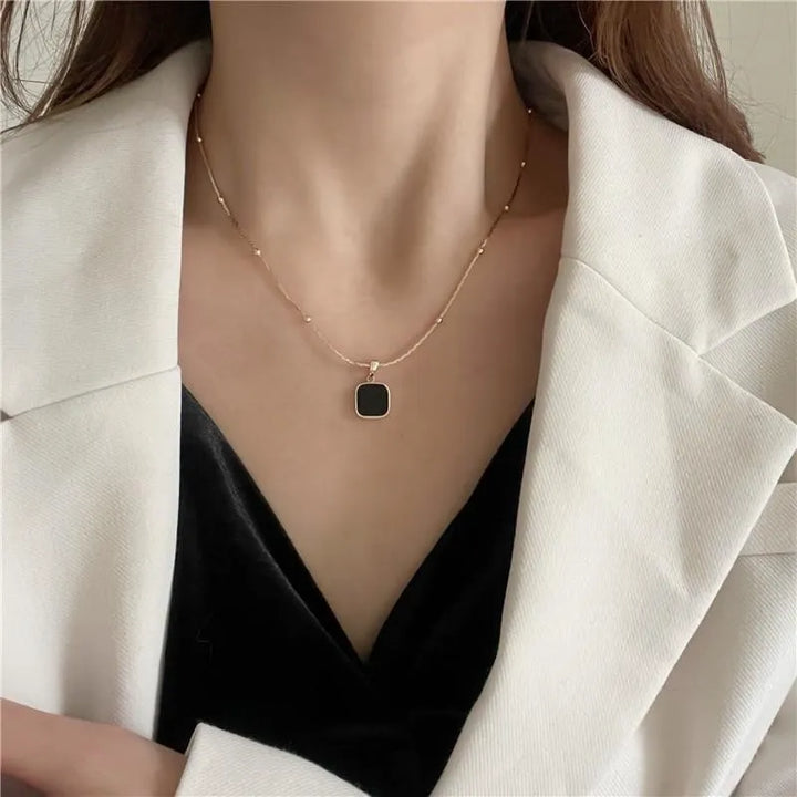 Monteclo - Rose Noir Necklace