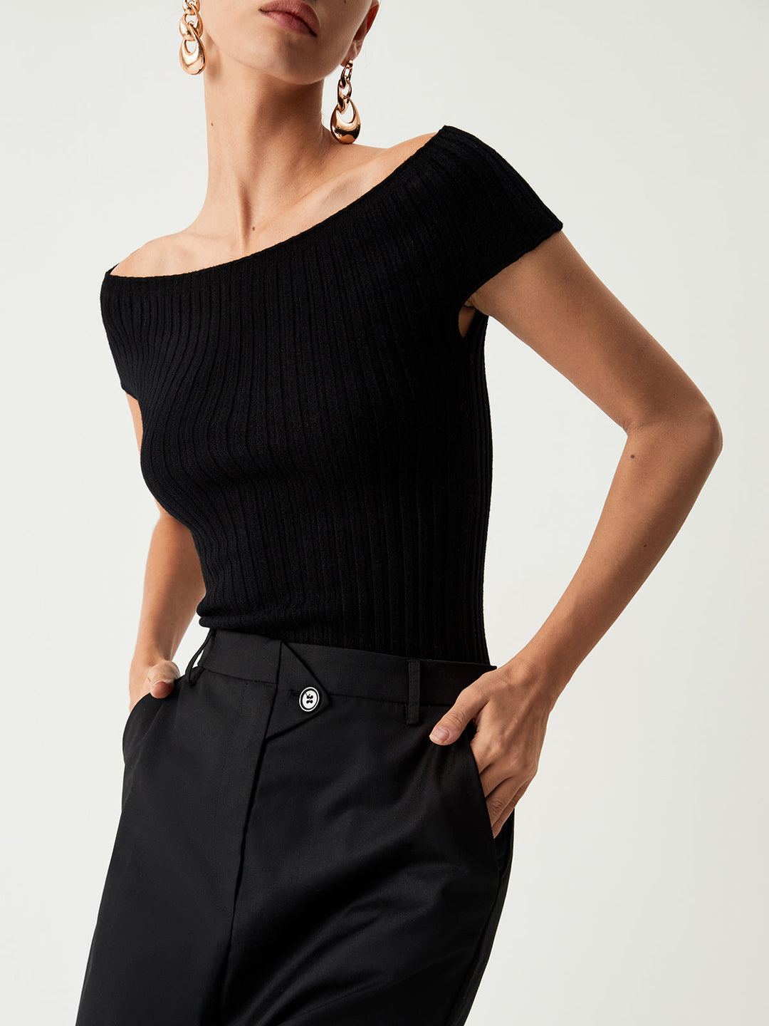 Monteclo - Margaret Off-Shoulder Knit Top