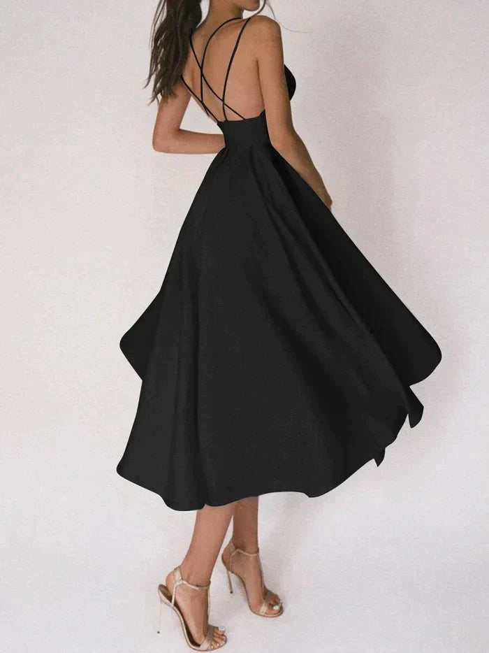 Elegant dress with V-neck and straps