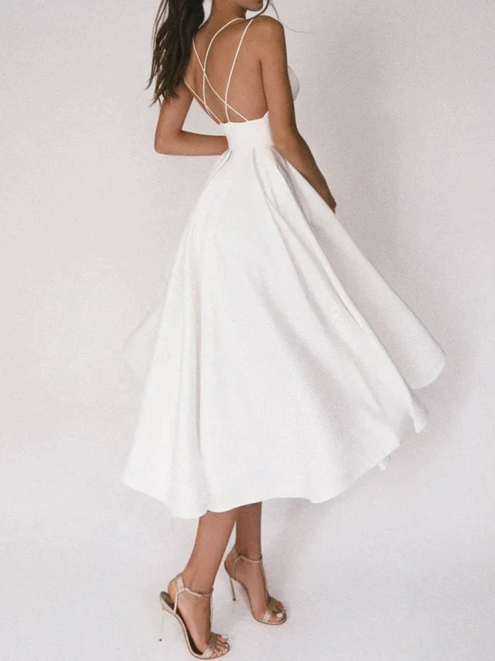 Elegant dress with V-neck and straps