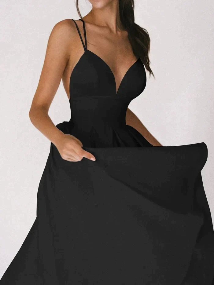 Elegant dress with V-neck and straps